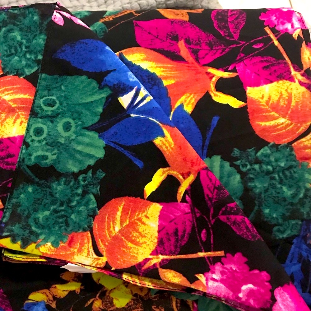NWOT STAND OUT  MULTI FLORAL SCARF/WRAP